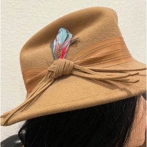 Vintage tan wool fedora with feather